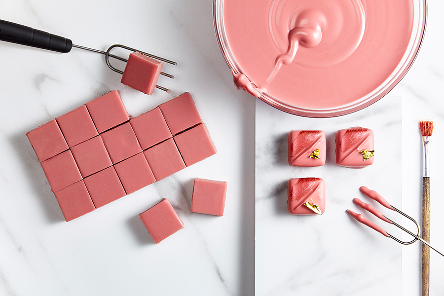 Ganache for hand-dipped pralines with ruby rb1